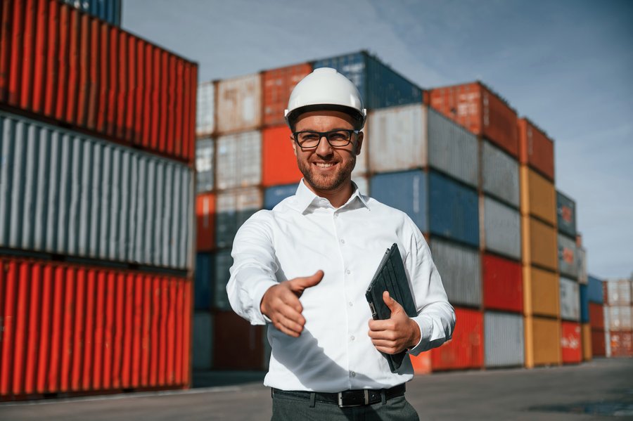 Profesional en zona de contenedores